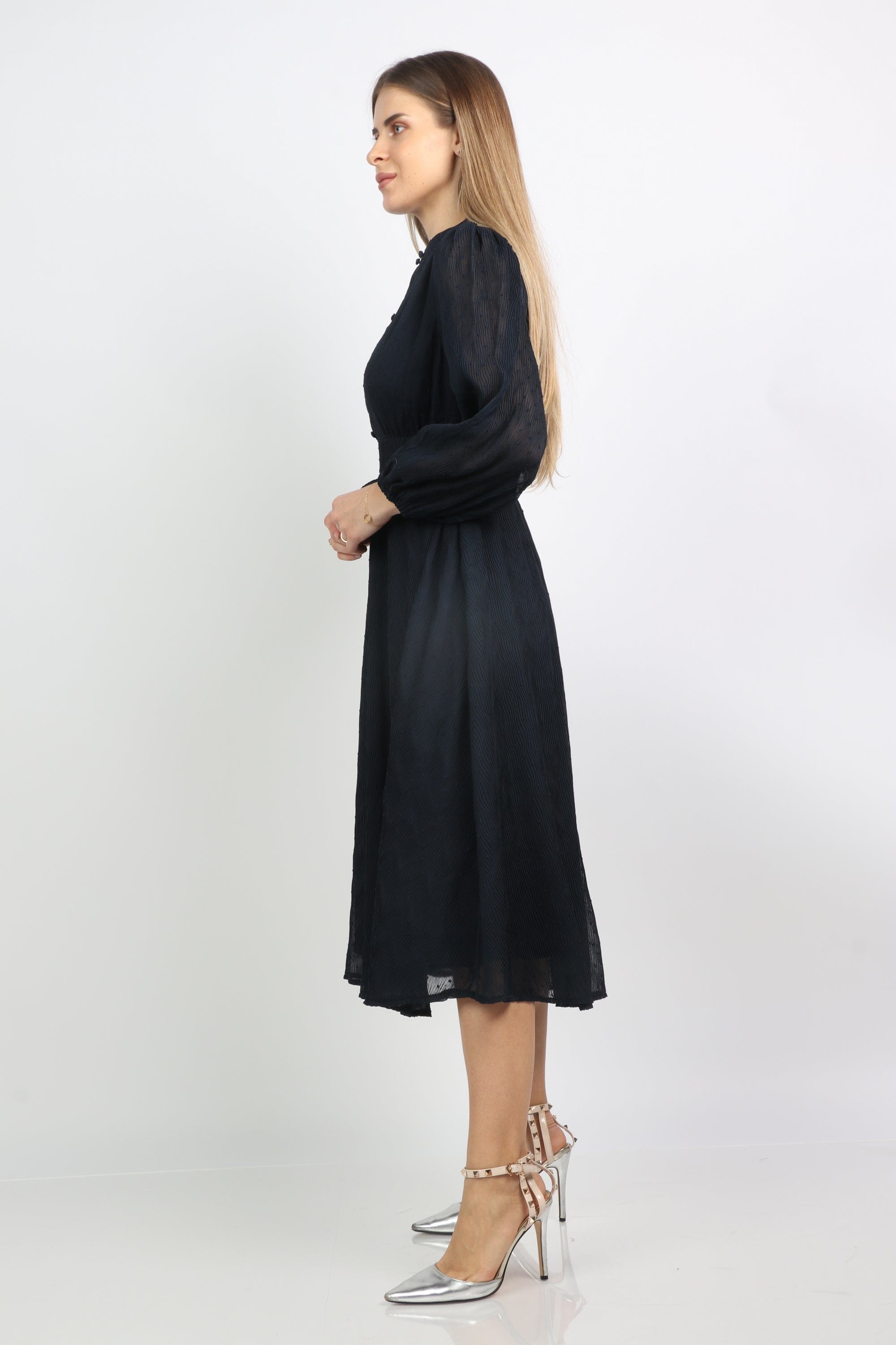 نتشي فستان ميدي بخصر ضيق بأكمام طويلة منفوشة