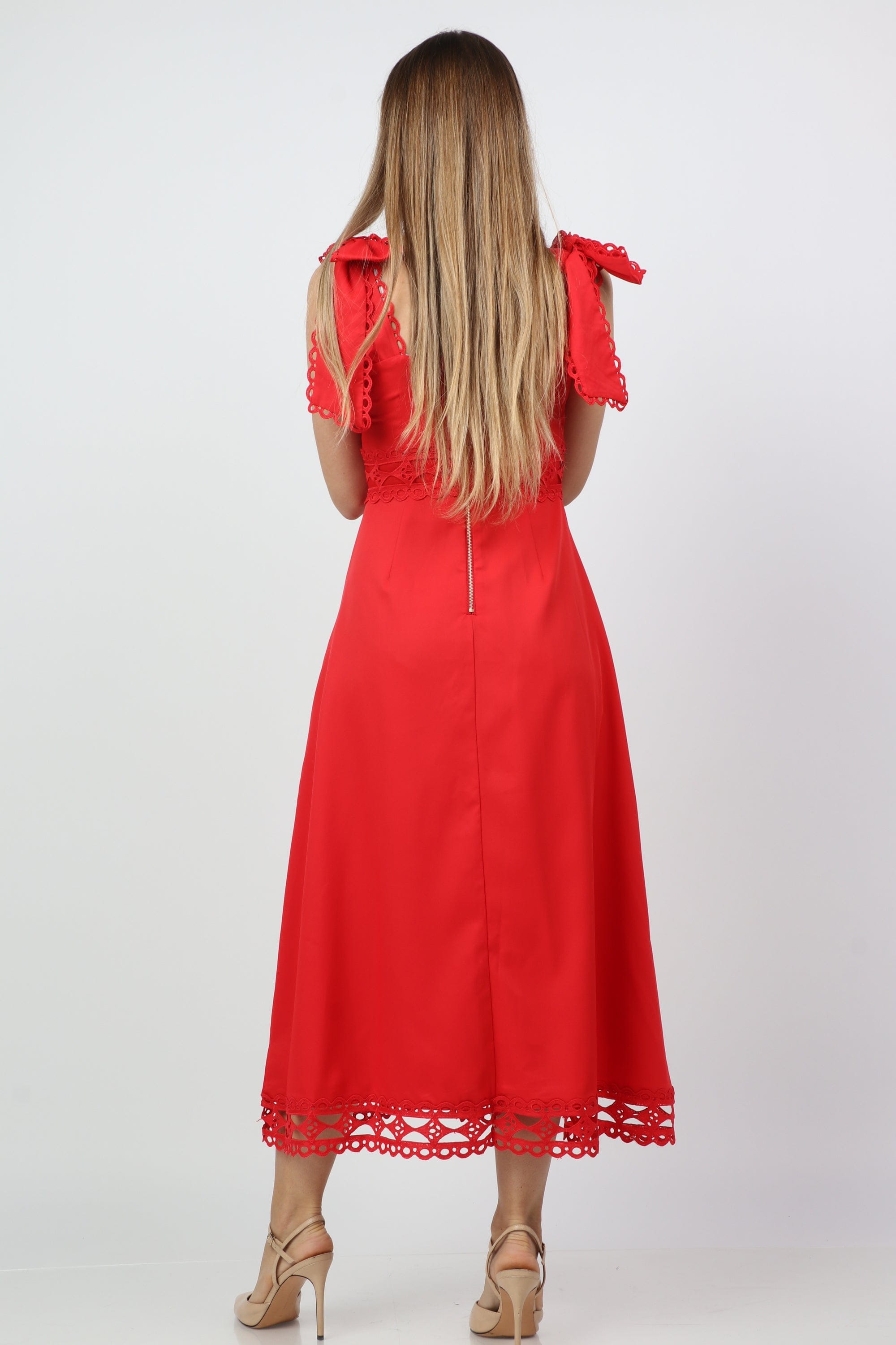 نتشي فستان ميدي بلا أكمام بفتحات على الصدر