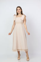 نتشي فستان ميدي بلا أكمام بفتحات على الصدر