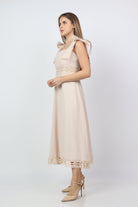 نتشي فستان ميدي بلا أكمام بفتحات على الصدر