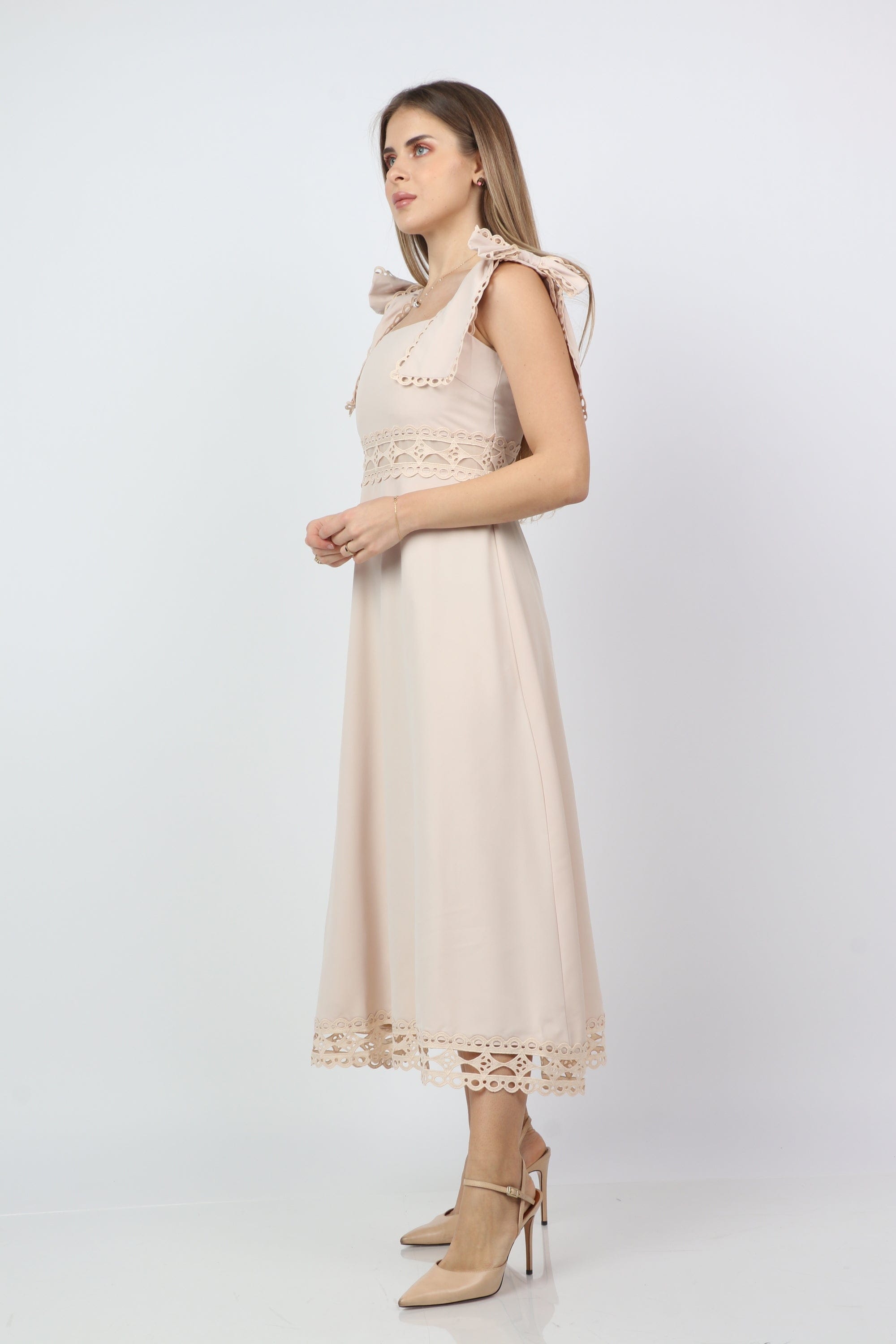 نتشي فستان ميدي بلا أكمام بفتحات على الصدر