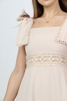 نتشي فستان ميدي بلا أكمام بفتحات على الصدر