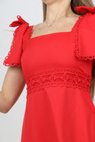 نتشي فستان ميدي بلا أكمام بفتحات على الصدر