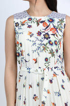 نتشي فستان طويل بيليسيه منقوش بورود وعند الذيل بدون كم أوف وايت