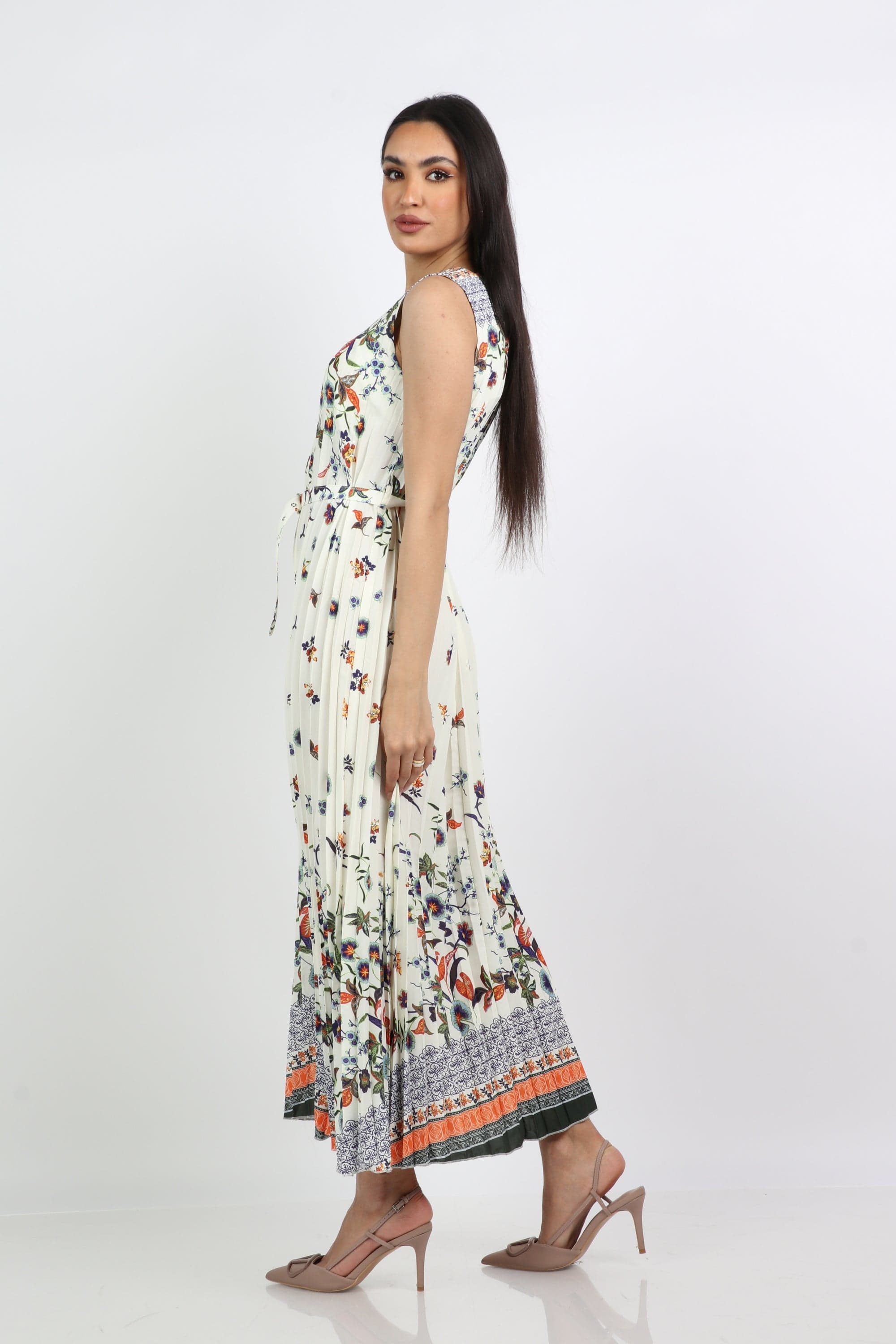 نتشي فستان طويل بيليسيه منقوش بورود وعند الذيل بدون كم أوف وايت