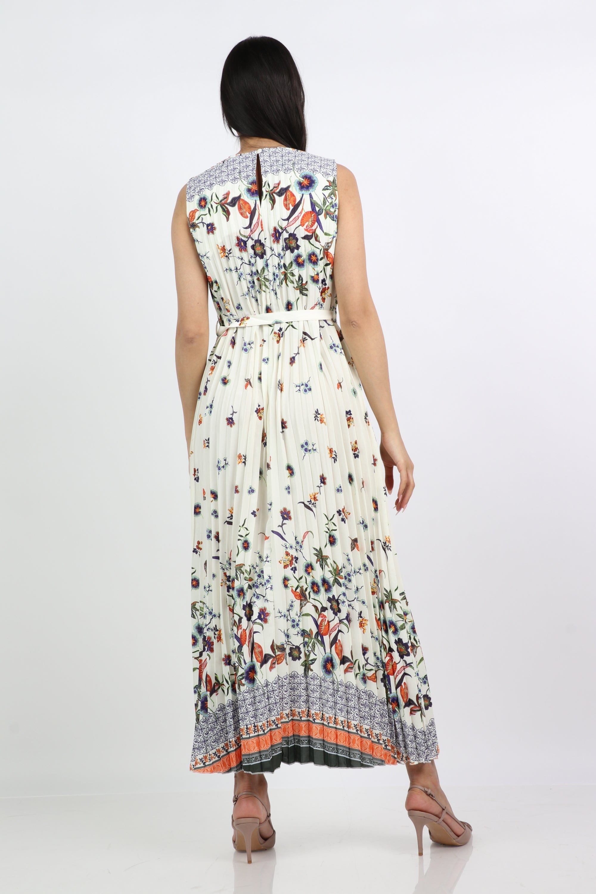 نتشي فستان طويل بيليسيه منقوش بورود وعند الذيل بدون كم أوف وايت