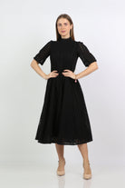 نتشي فستان ميدي دانتيل بكم قصير