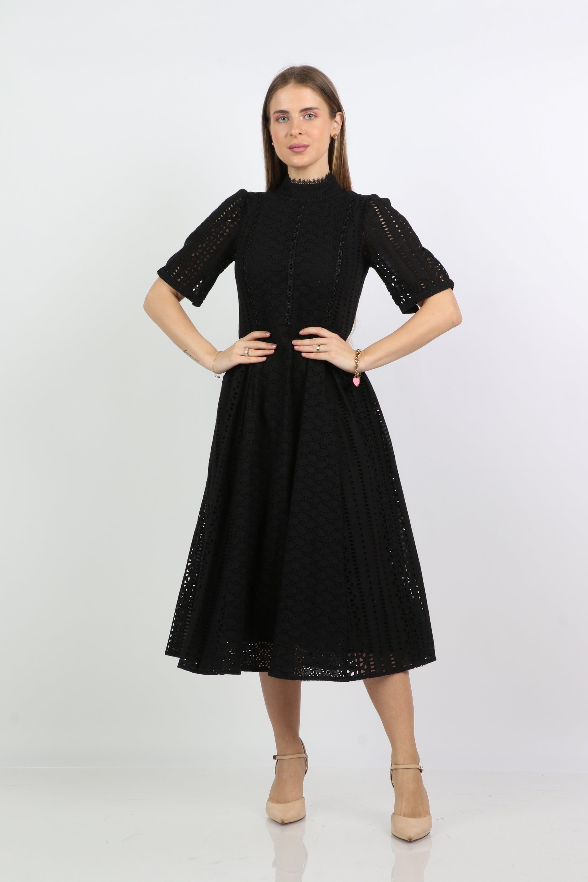 نتشي فستان ميدي دانتيل بكم قصير