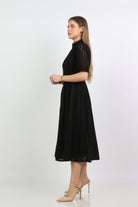 نتشي فستان ميدي دانتيل بكم قصير