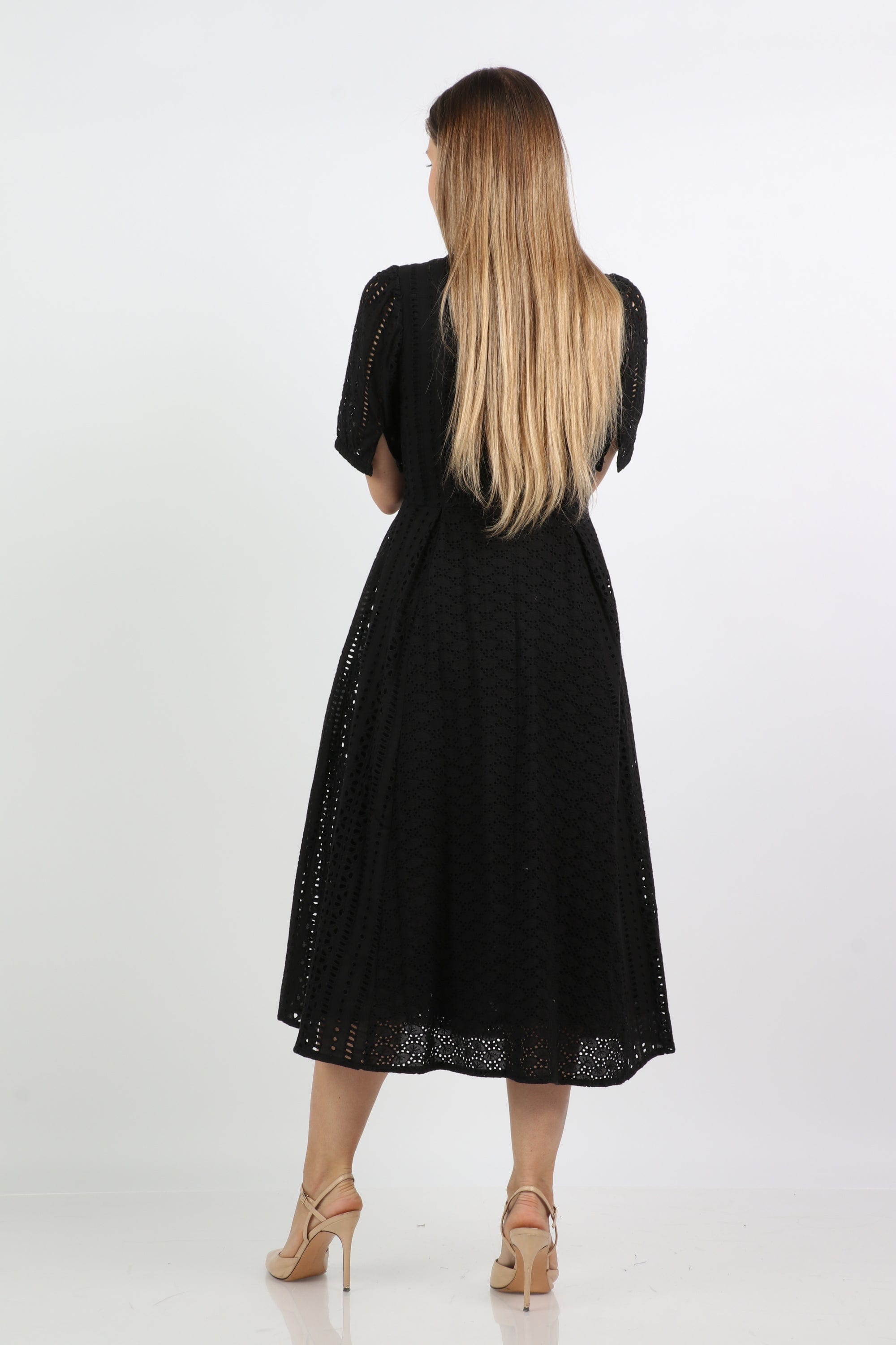 نتشي فستان ميدي دانتيل بكم قصير