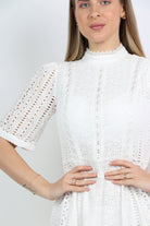 نتشي فستان ميدي دانتيل بكم قصير