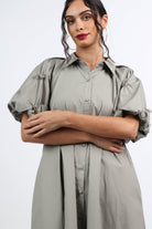 نتشي فستان ميدي بأزرار أمامية بكم قصير