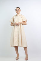 نتشي فستان ميدي بأزرار أمامية بكم قصير