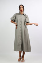 نتشي فستان ميدي بأزرار أمامية بكم قصير