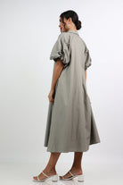 نتشي فستان ميدي بأزرار أمامية بكم قصير