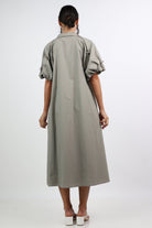 نتشي فستان ميدي بأزرار أمامية بكم قصير