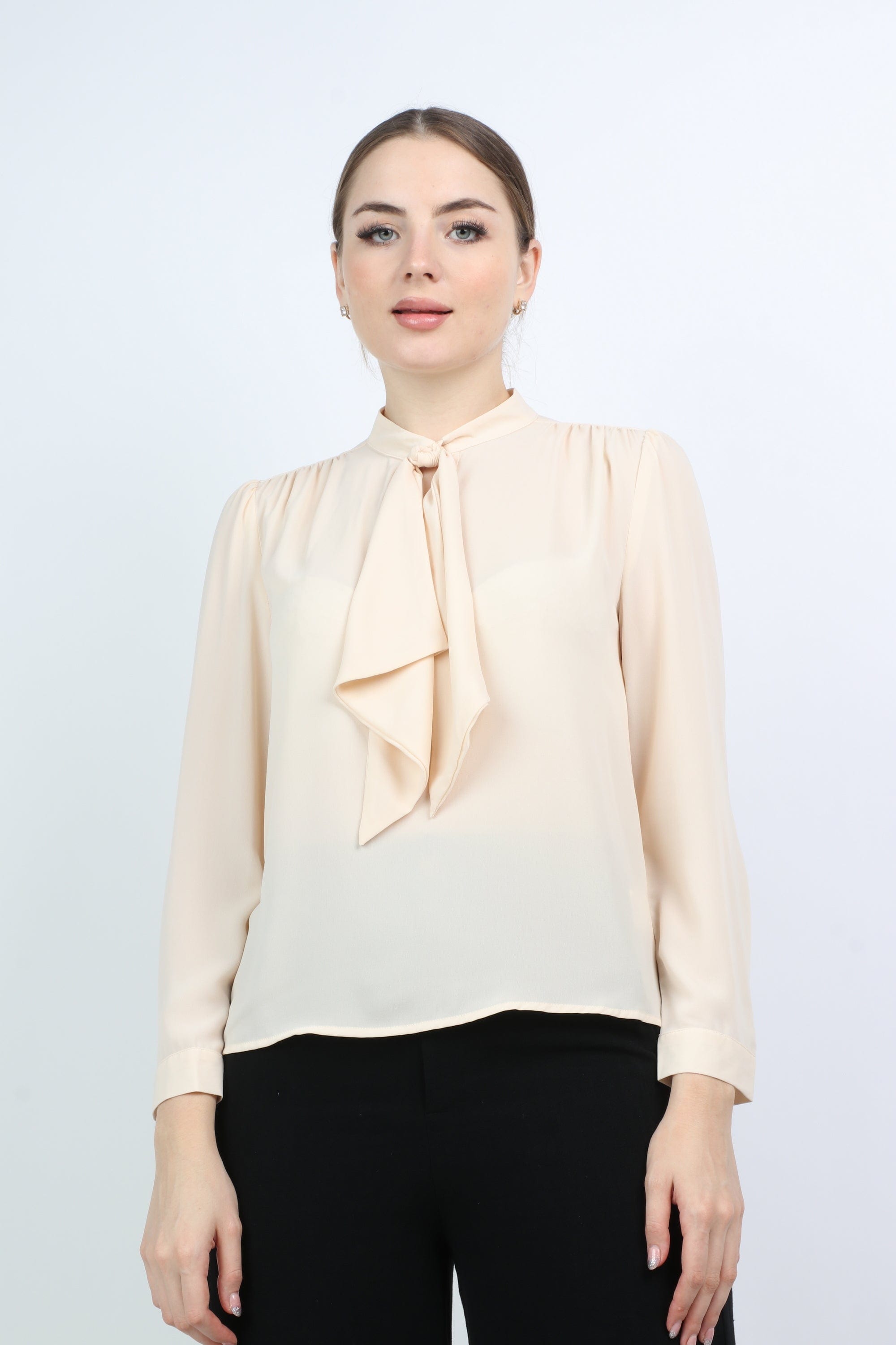 نتشي بلوزة بفيونكة سادة مع كم طويل نسائي