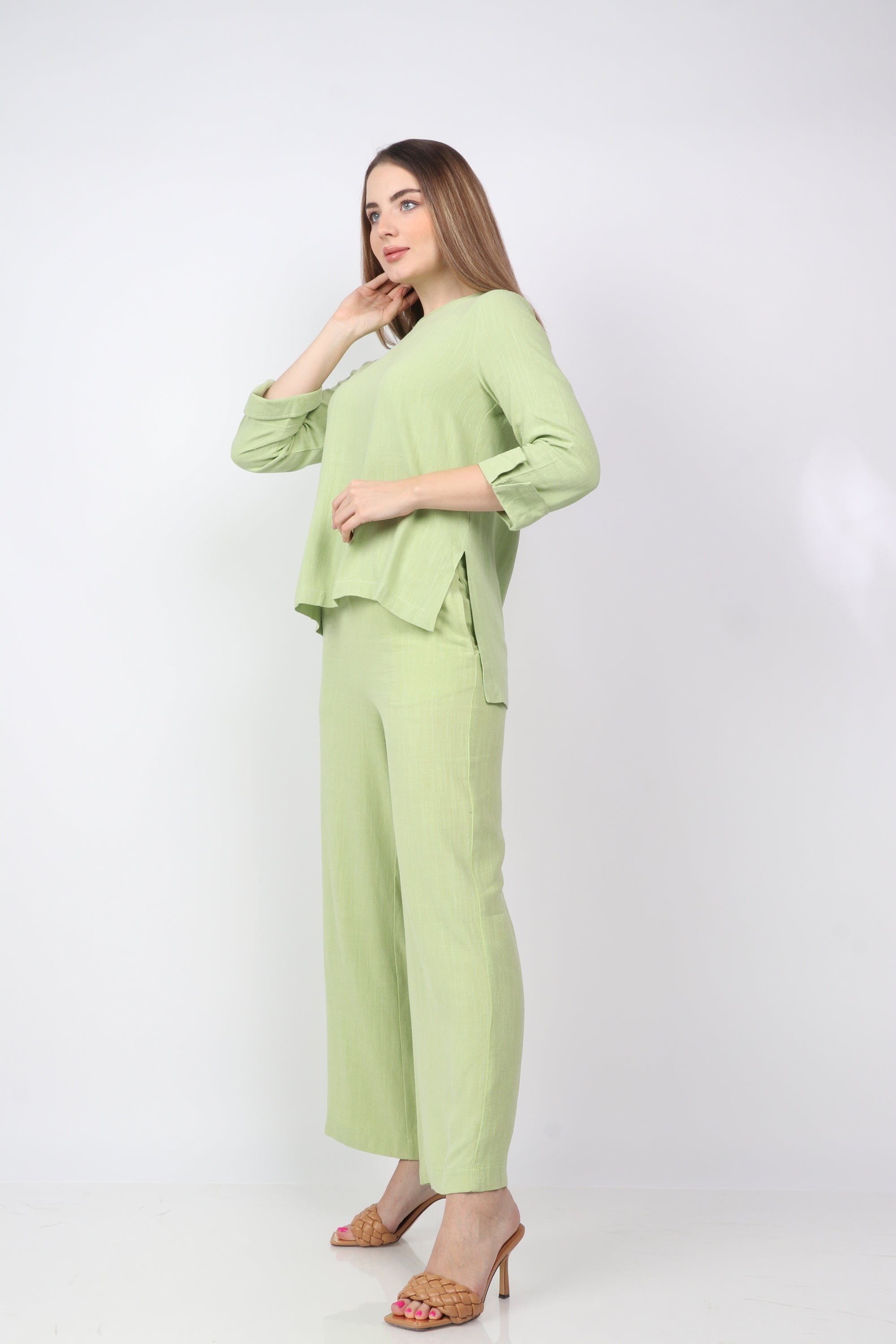 نتشي بلوزة سادة طويلة من الخلف قصيرة من الأمام بكم طويل نسائي