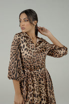 نتشي فستان نمري ميدي بفتحة أمامية مكشكش من تحت بأكمام 4/3