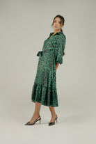 نتشي فستان نمري ميدي بفتحة أمامية مكشكش من تحت بأكمام 4/3