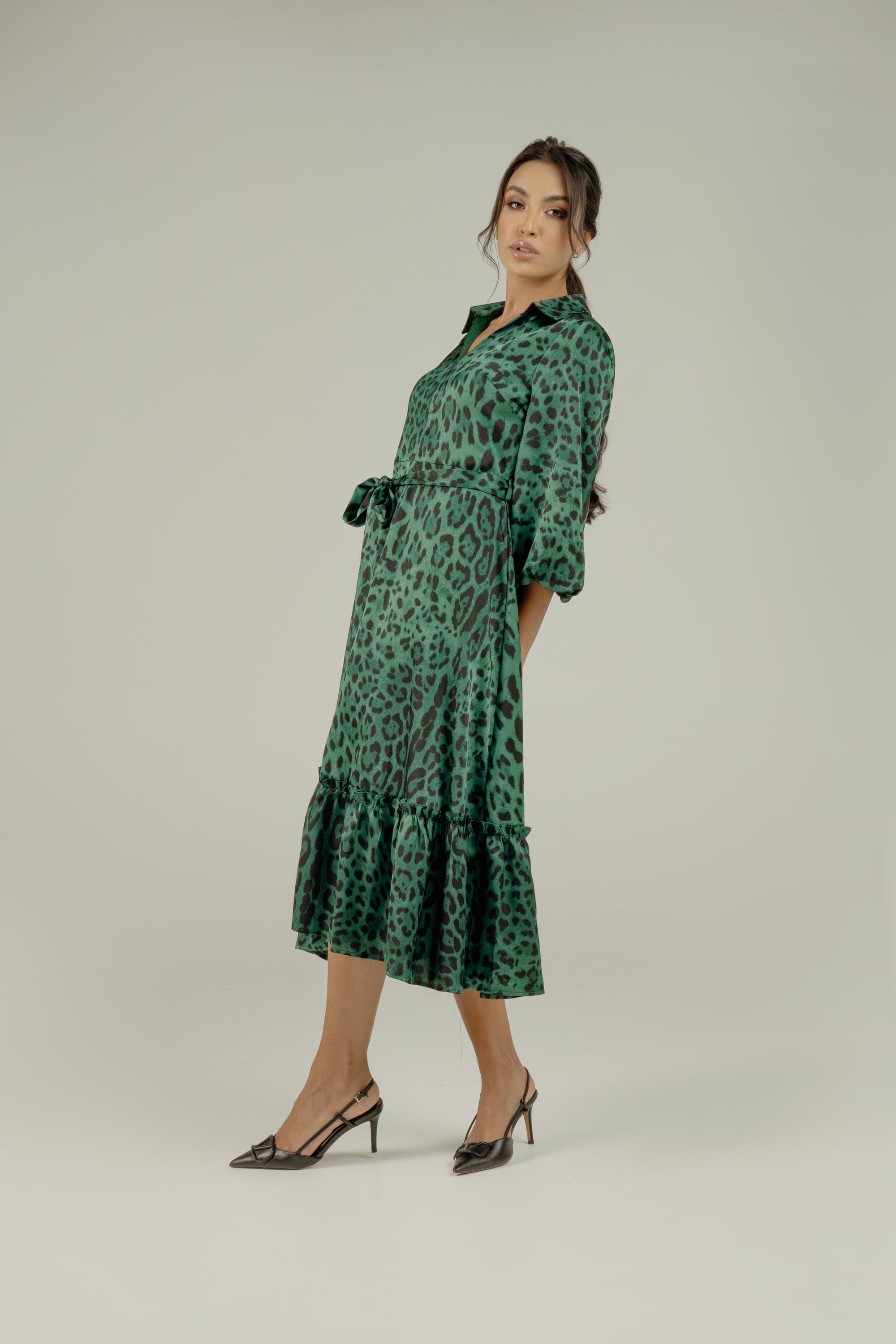 نتشي فستان نمري ميدي بفتحة أمامية مكشكش من تحت بأكمام 4/3