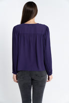 نتشي توب سادة بأزرار أمامية وكم طويل بكسرات نسائي