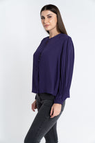 نتشي توب سادة بأزرار أمامية وكم طويل بكسرات نسائي