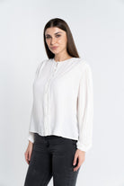 نتشي توب سادة بأزرار أمامية وكم طويل بكسرات نسائي