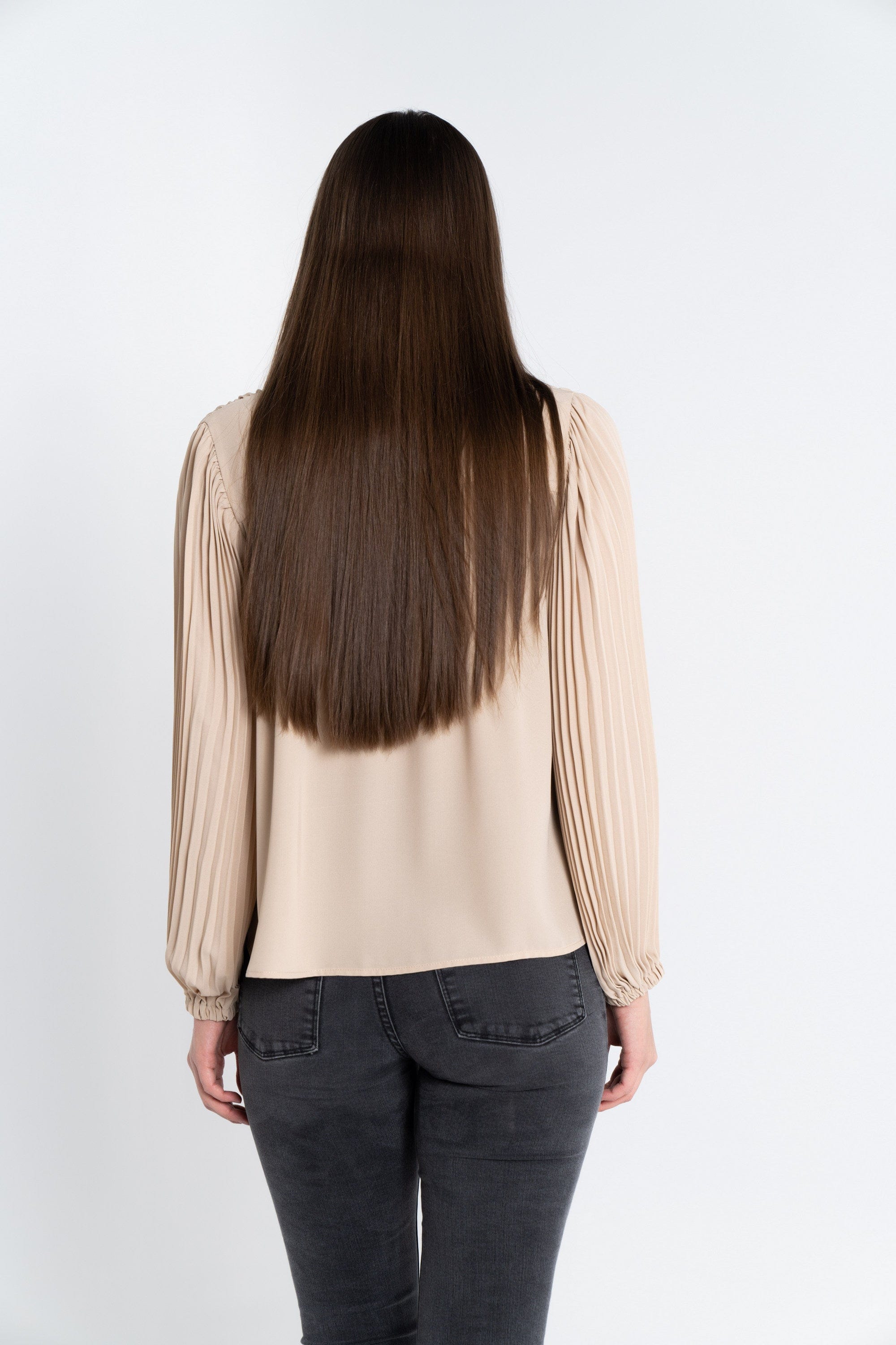 نتشي توب سادة بأزرار أمامية وكم طويل بكسرات نسائي