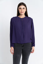 نتشي توب سادة بأزرار أمامية وكم طويل بكسرات نسائي