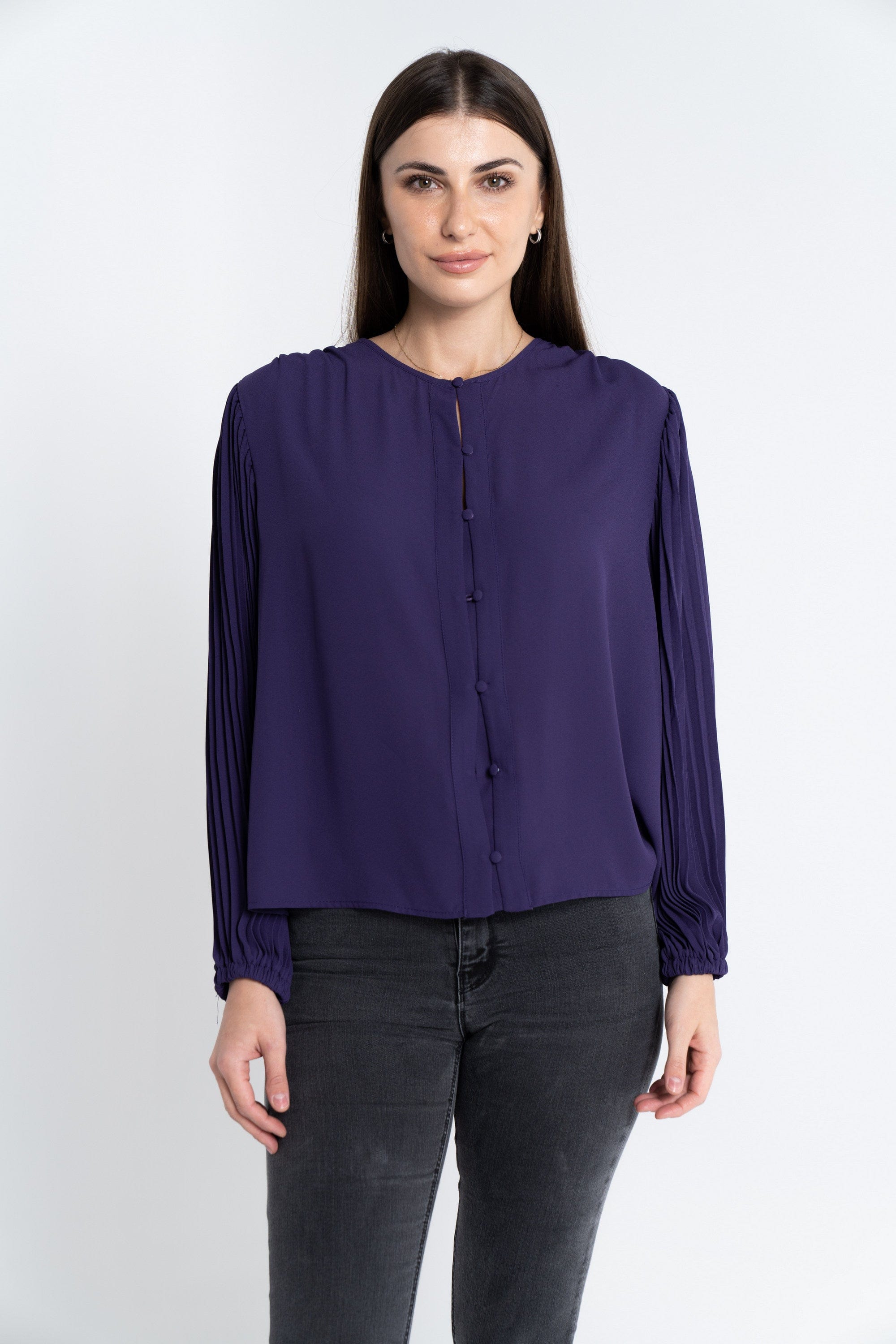 نتشي توب سادة بأزرار أمامية وكم طويل بكسرات نسائي