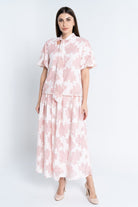 نتشي توب منقوش بربطة عنق طويلة نص كم نسائي وردي