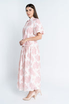 نتشي توب منقوش بربطة عنق طويلة نص كم نسائي وردي