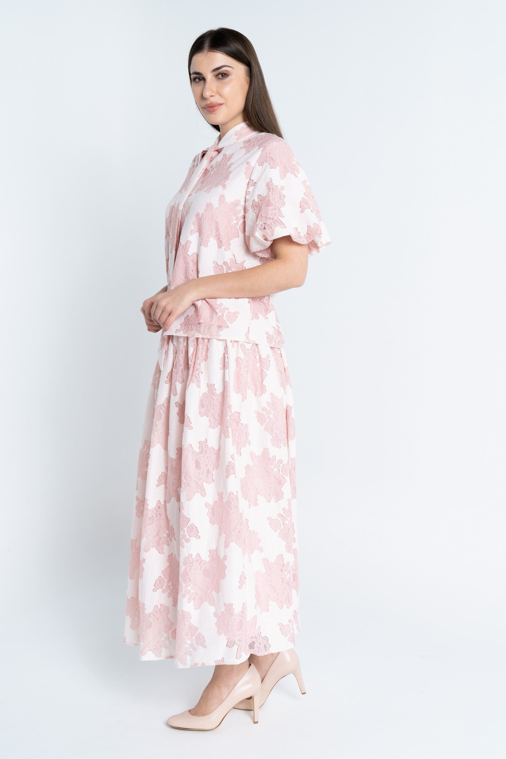 نتشي توب منقوش بربطة عنق طويلة نص كم نسائي وردي