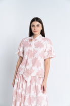 نتشي توب منقوش بربطة عنق طويلة نص كم نسائي وردي