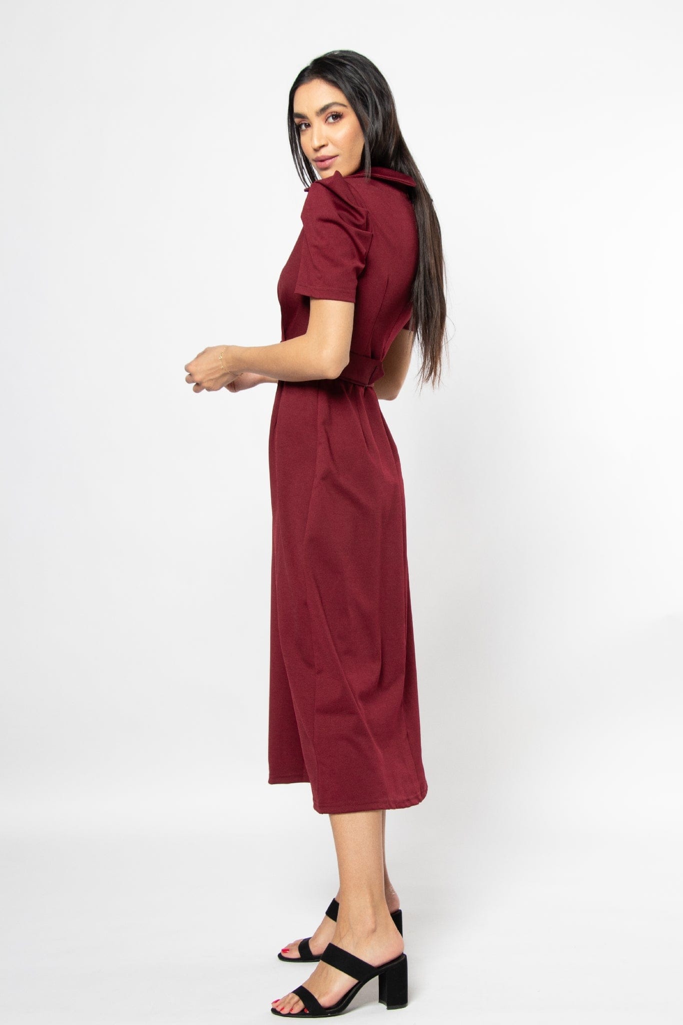 نتشي فستان ميدي قصير الأكمام بياقة عريضة وحزام