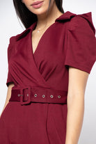 نتشي فستان ميدي قصير الأكمام بياقة عريضة وحزام