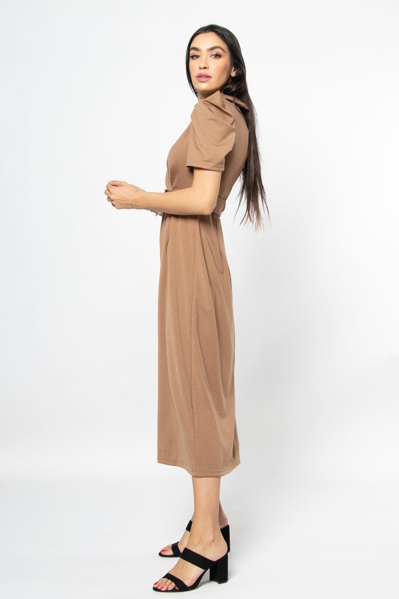 نتشي فستان ميدي قصير الأكمام بياقة عريضة وحزام