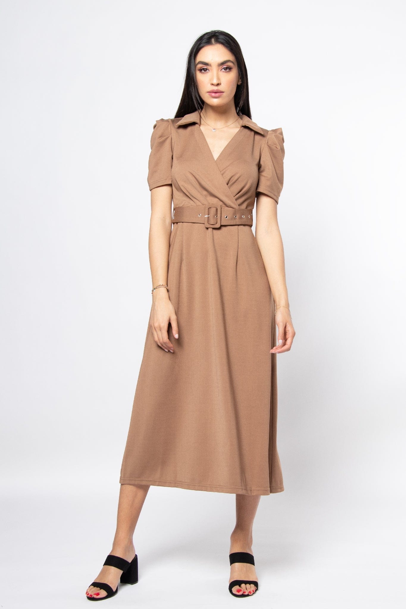 نتشي فستان ميدي قصير الأكمام بياقة عريضة وحزام