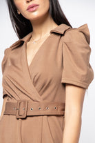 نتشي فستان ميدي قصير الأكمام بياقة عريضة وحزام