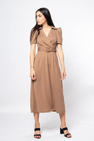 نتشي فستان ميدي قصير الأكمام بياقة عريضة وحزام