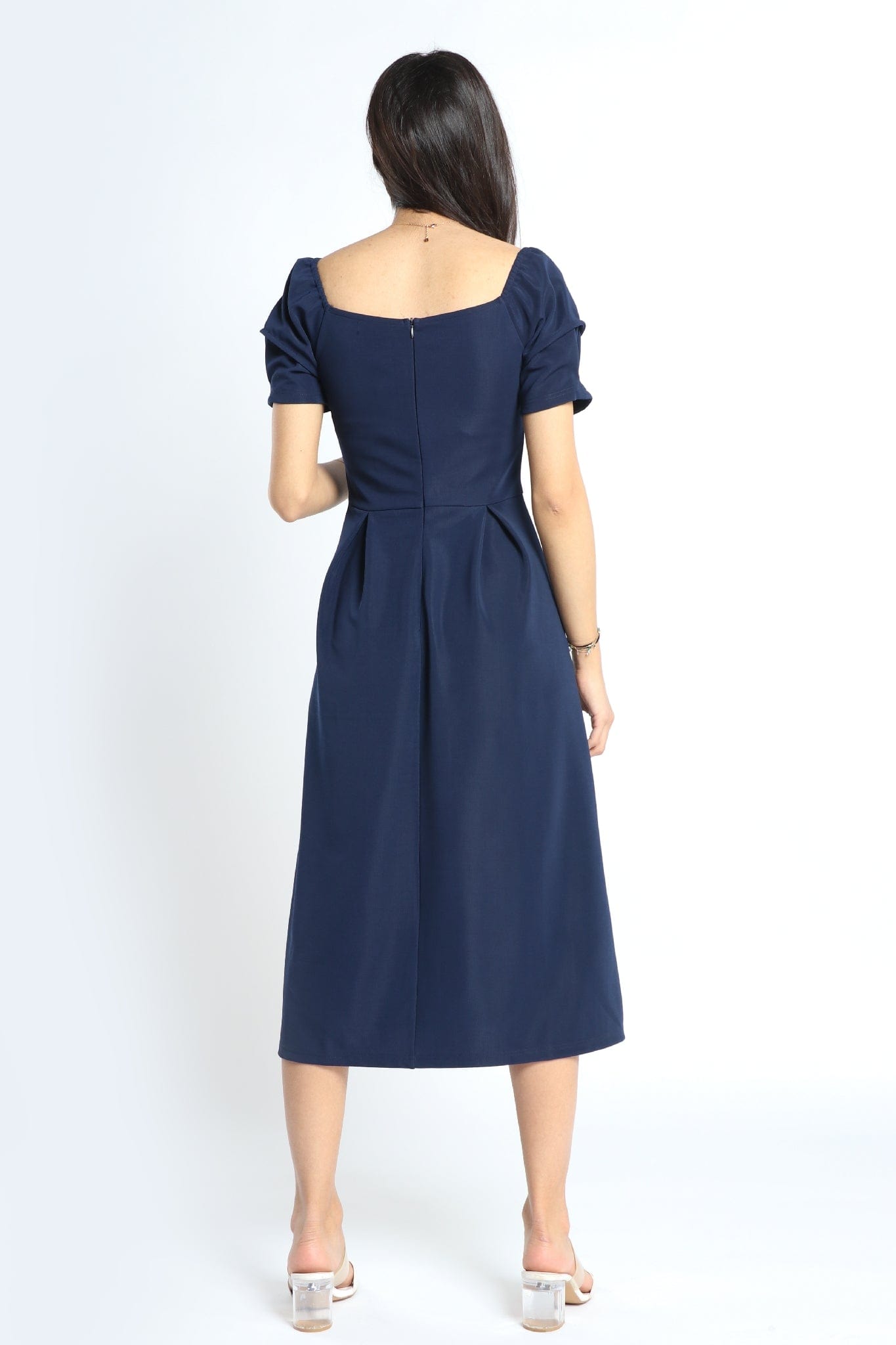 نتشي فستان ميدي قصير الاكمام بأزرار أمامية