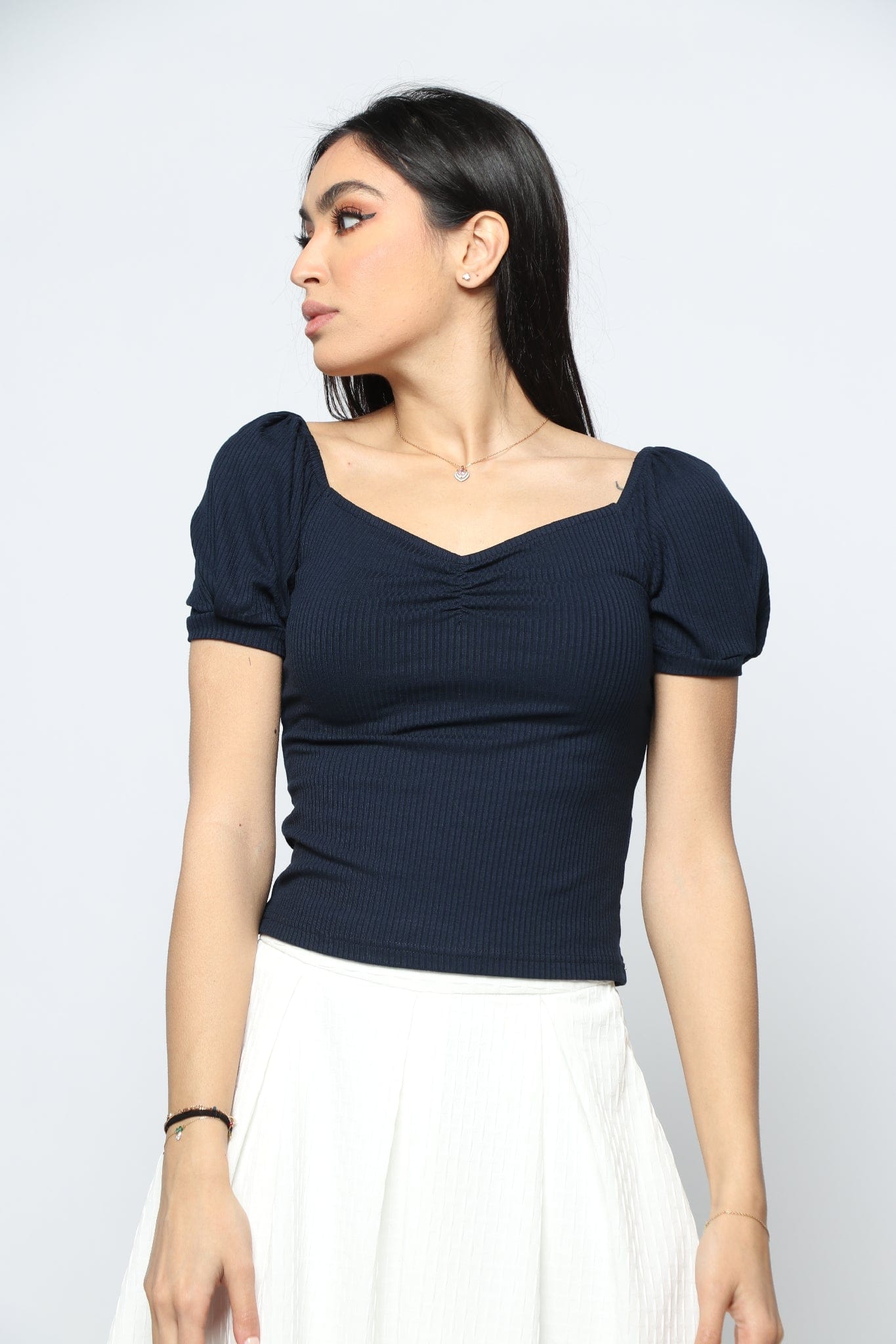 نتشي بلوزة مضلعة بأكمام قصيرة منفوخة نسائية