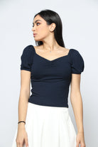 نتشي بلوزة مضلعة بأكمام قصيرة منفوخة نسائية