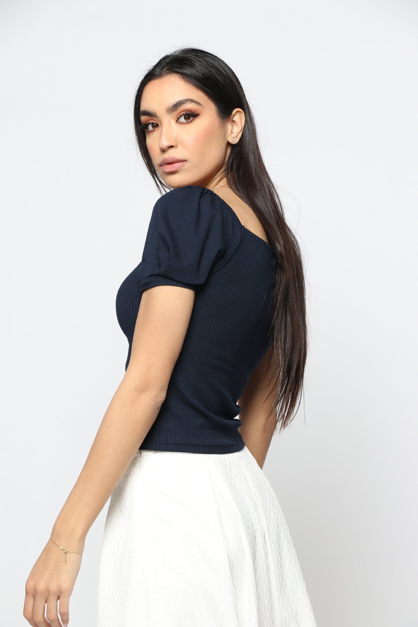 نتشي بلوزة مضلعة بأكمام قصيرة منفوخة نسائية