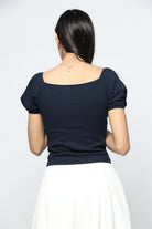 نتشي بلوزة مضلعة بأكمام قصيرة منفوخة نسائية