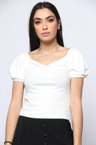 نتشي بلوزة مضلعة بأكمام قصيرة منفوخة نسائية