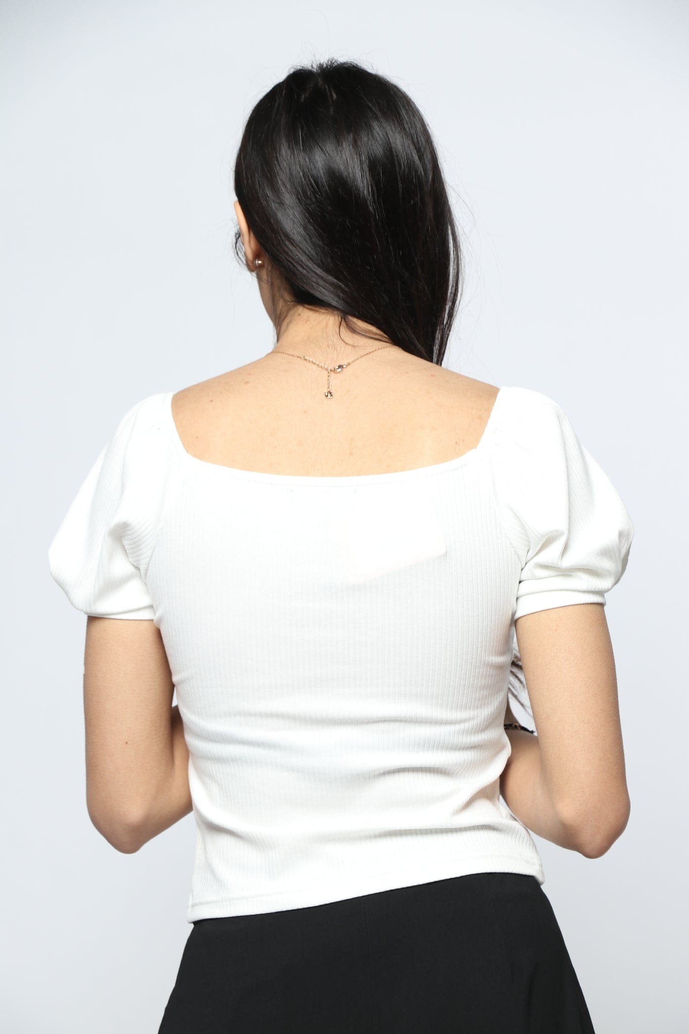 نتشي بلوزة مضلعة بأكمام قصيرة منفوخة نسائية