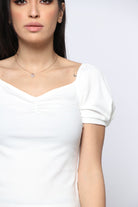 نتشي بلوزة مضلعة بأكمام قصيرة منفوخة نسائية