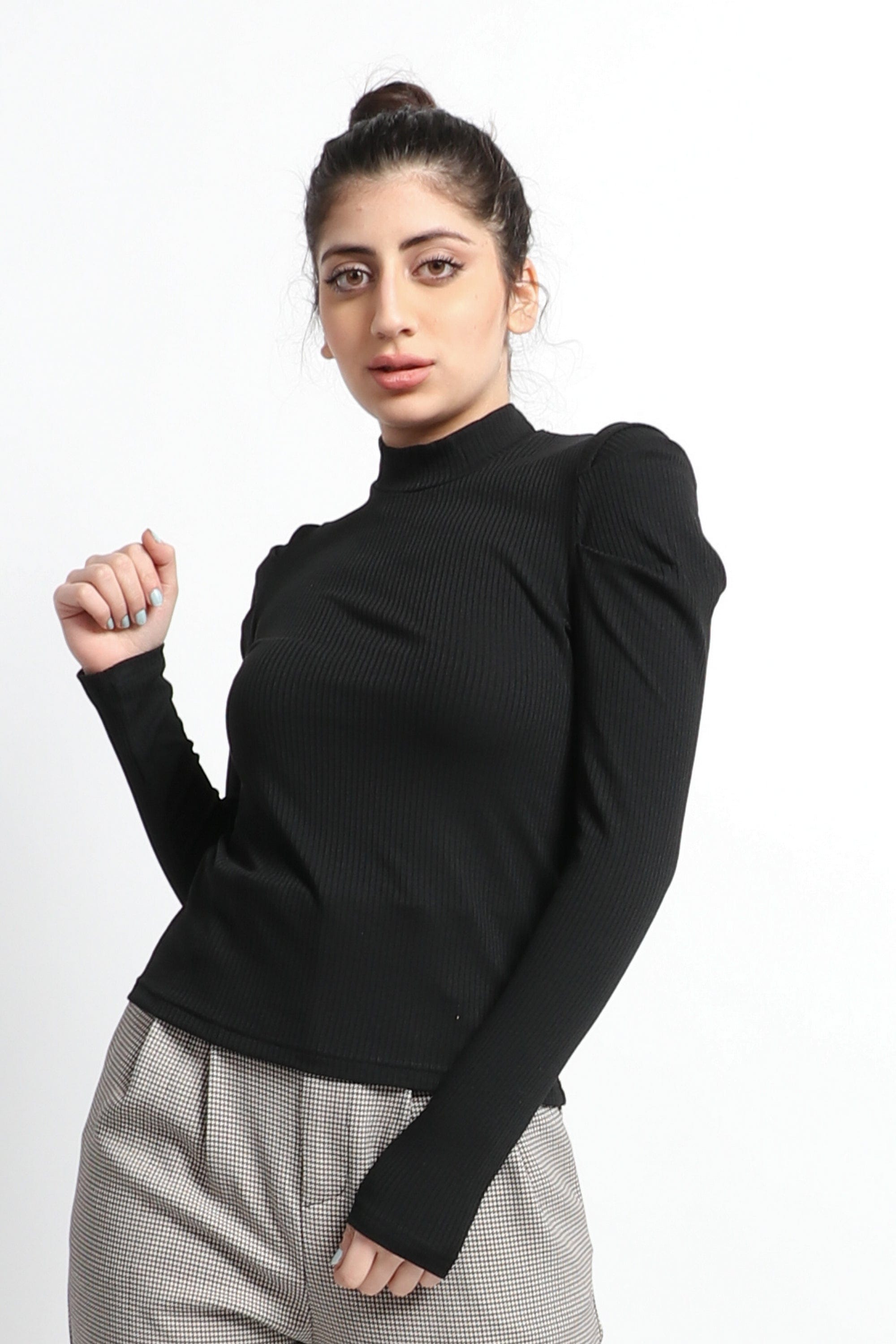 نتشي بلوزة مضلعة برقبة وكم طويل نسائي